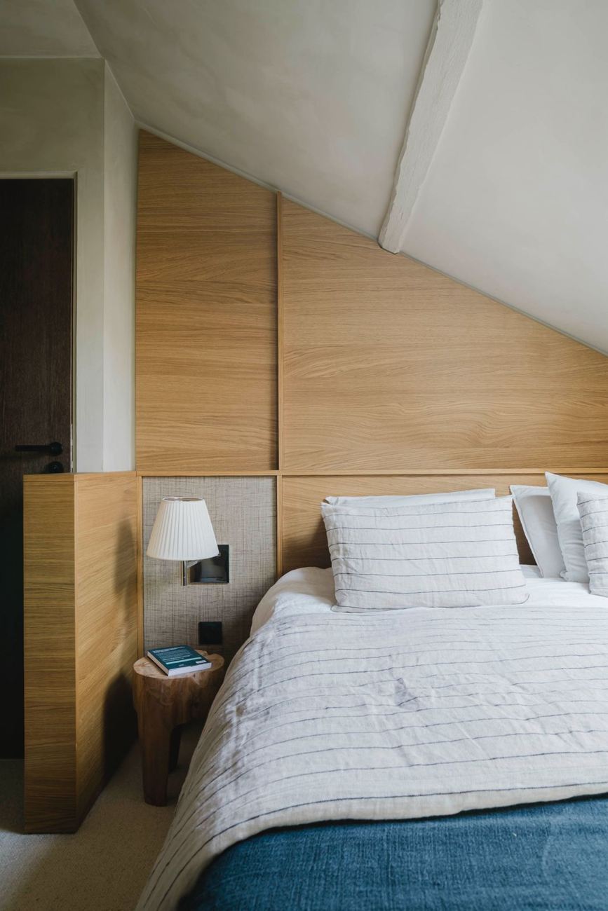 Chambre sous les toits, tête de lit en chêne et toile de lin — Denfert-Rochereau