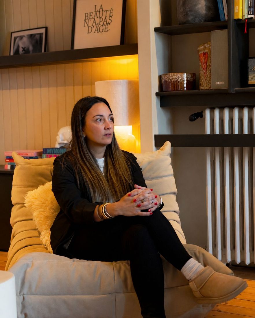 Loanah Faget assise sur un fauteuil Togo, au micro du podcast Le Plan