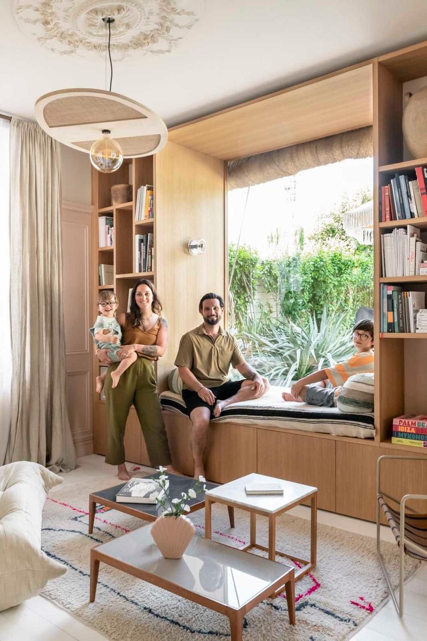 La famille installée dans la baie vitrée du salon — Maison Lehmann