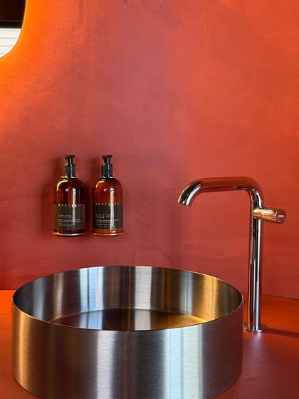 Vasque inox sur plan terracotta — écran de présentation