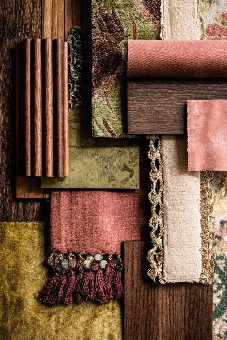 Planche de matières : chêne cannelé, velours ocre et rose, marbre vert, passementerie
