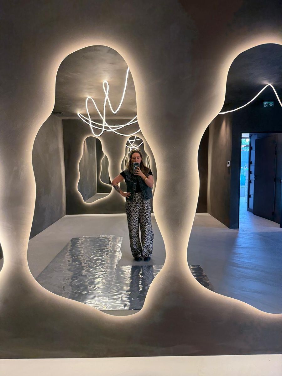 Loanah au milieu des miroirs organiques rétroéclairés du Studio Clo