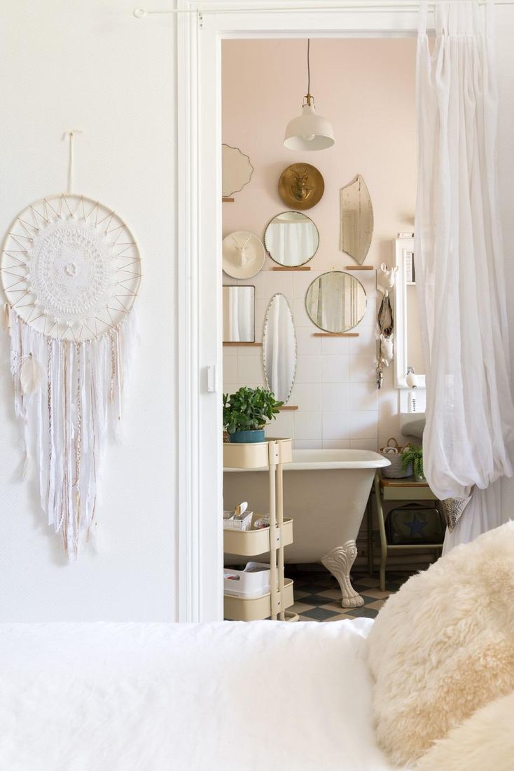 Baignoire à pattes de lion et mur de miroirs chinés sur rose poudré — première vie de la Maison Lehmann