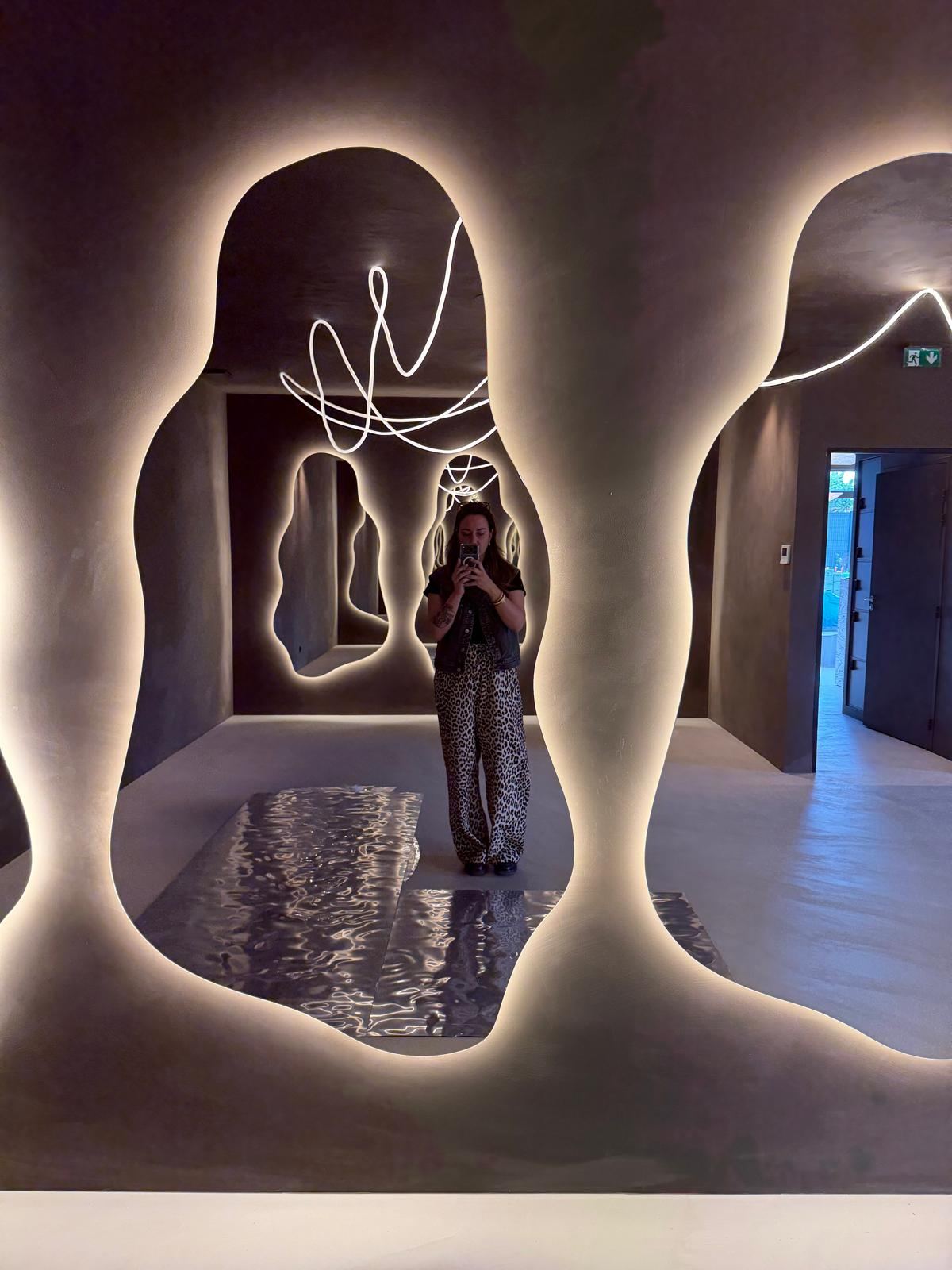 Loanah Faget photographiée dans les miroirs organiques rétroéclairés du Studio Clo